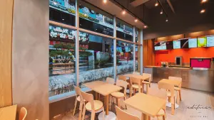 밝고 따뜻한 던킨도너츠 매장 내부 인테리어